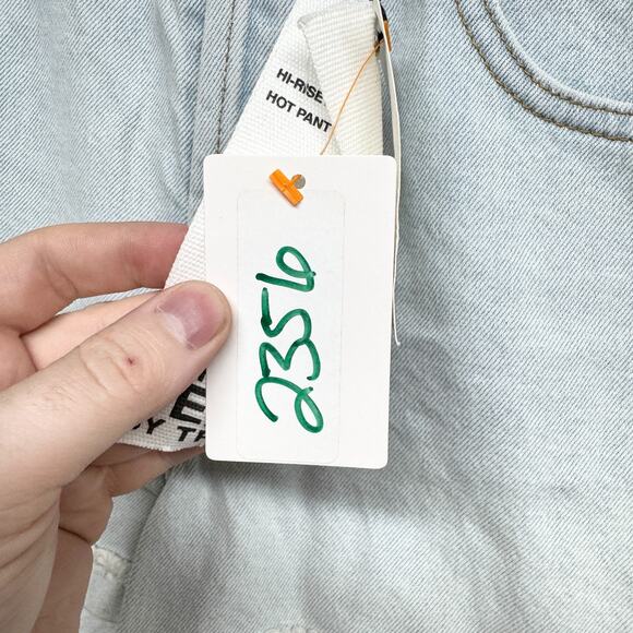 Zara Shorts Women SZ 6 Hi-Rise Hot Pant Light Wash Denim Cuffed Side Stripe NWT - Picture 3 of 7